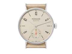Nomos Glashütte Tangente 35 neomatik Champagner Automatik Edelstahl 35mm beiges Zifferblatt beiges Lederband – Damenuhren Uhr ohne Datum aus Edelstahl. Das Gehäuse ist rund und silber. Das Lederarmband ist beige. Das Zifferblatt ist arabisch Index und beige. – Ansicht 5