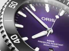 Oris Aquis Date Taste of Summer Automatik Edelstahl 43,5mm violettes Zifferblatt Metallband – Herrenuhren Uhr mit Datum aus Edelstahl und Keramik. Das Gehäuse ist rund und silber. Das Edelstahlarmband ist silber. Das Zifferblatt ist ein Index in lila. – Ansicht 2