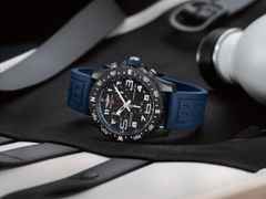 Breitling Endurance Pro 44 Chronograph Quarz Breitlight schwarzes Zifferblatt blaues Kautschukband – Herrenuhren Chronograph aus Sonstiges. Das Gehäuse ist rund und schwarz. Das Kautschuk / Kunststoff / Silikon Armband ist blau. Das Zifferblatt ist arabisch und schwarz. – Ansicht 3