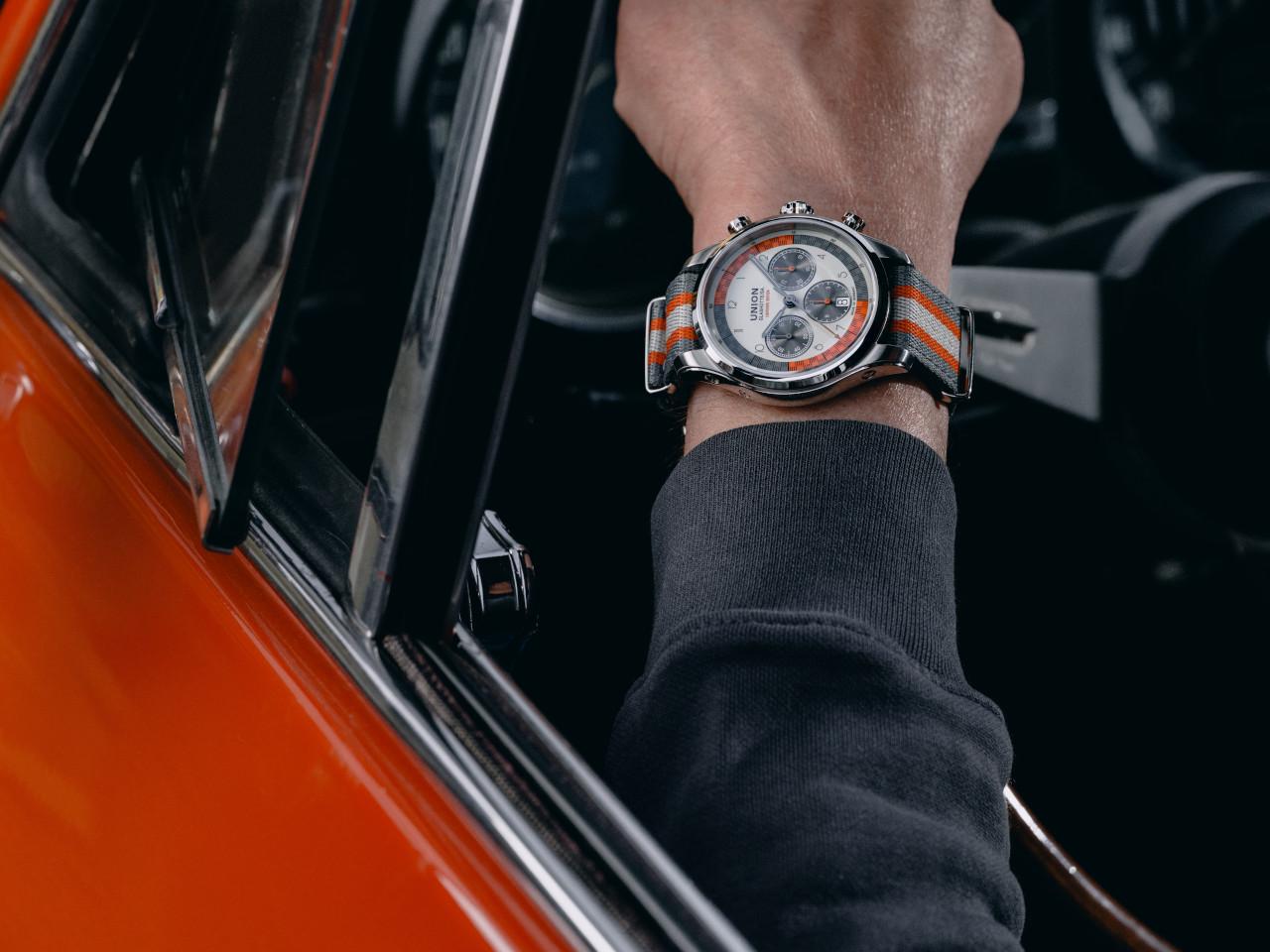 Union Glashütte Belisar Chronograph Silvretta Classic 2025 Limitierte Edition Automatik Edelstahl 44mm beiges Zifferblatt Metallband und graues Lederband – Herrenuhren Chronograph aus Edelstahl und Leder. Das Gehäuse ist rund und silber. Das Lederarmband ist grau. Das Zifferblatt ist arabisch Index und beige. – Ansicht 8