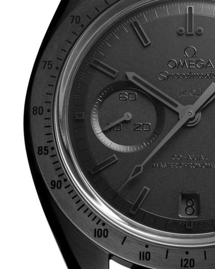 Omega Speedmaster Dark Side of the Moon Chronograph Automatik Keramik 44mm schwarzes Zifferblatt schwarzes Textilband – Herrenuhren Chronograph aus Keramik. Das Gehäuse ist rund und schwarz. Das Textilarmband ist schwarz. Das Zifferblatt ist ein Index in schwarz. – Ansicht 4