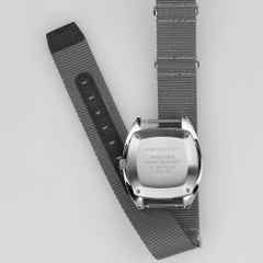 Hamilton Khaki Aviation Pilot Pioneer Mechanical Handaufzug Edelstahl 36x33mm graues Zifferblatt graues Textilband – Herrenuhren Uhr ohne Datum aus Edelstahl. Das Gehäuse ist rund und silber. Das Textilarmband ist grau. Das Zifferblatt ist arabisch und schwarz. – Ansicht 5