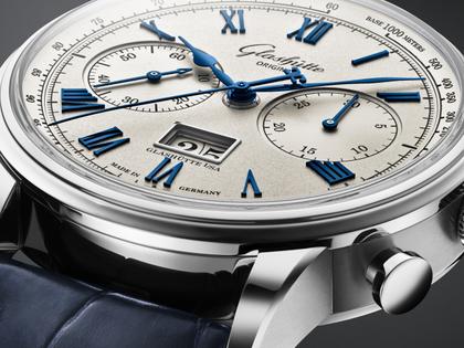 Glashütte Original Senator Chronograph Automatik Edelstahl 41mm weißes Zifferblatt  blaues Lederband – Herrenuhren Chronograph aus Edelstahl und Leder. Das Gehäuse ist rund und silber. Das Lederarmband ist blau. Das Zifferblatt ist römisch Index und silber. – Ansicht 4