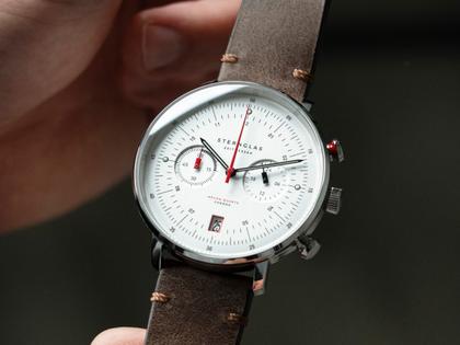 Sternglas Hamburg Chrono Quarz Edelstahl 42mm weißes Zifferblatt braunes Lederband – Herrenuhren Chronograph aus Edelstahl. Das Gehäuse ist rund und silber. Das Lederarmband ist braun. Das Zifferblatt ist arabisch Index und weiß. – Ansicht 6