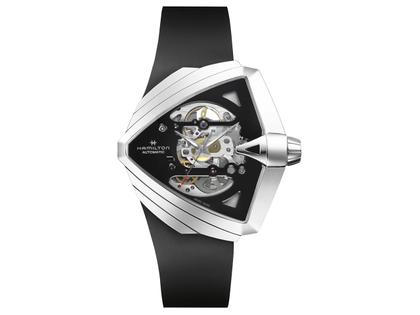 Hamilton Ventura XXL Skeleton Automatic Edelstahl 46x46mm skelettiertes Zifferblatt schwarzes Kautschukband – Herrenuhren Uhr ohne Datum aus Edelstahl und Kautschuk. Das Gehäuse ist sonstige Form und silber. Das Kautschuk / Kunststoff / Silikon Armband ist schwarz. Das Zifferblatt ist skelettiert und schwarz.