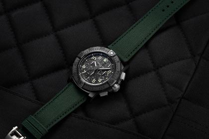 Breitling Super Avenger B01 Chronograph 46 Automatik Keramik schwarzes Zifferblatt grünes Lederband – Herrenuhren Chronograph aus Carbon, Edelstahl, Keramik und Titan. Das Gehäuse ist rund und schwarz. Das Lederarmband ist grün. Das Zifferblatt ist arabisch Index und schwarz. – Ansicht 3