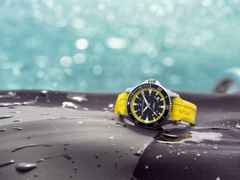 Hamilton Khaki Navy Scuba Auto Edelstahl 40mm schwarzes Zifferblatt gelbes Kautschukband – Herrenuhren Uhr mit Datum aus Edelstahl und Kautschuk. Das Gehäuse ist rund und silber. Das Kautschuk / Kunststoff / Silikon Armband ist gelb. Das Zifferblatt ist arabisch Index und schwarz. – Ansicht 6
