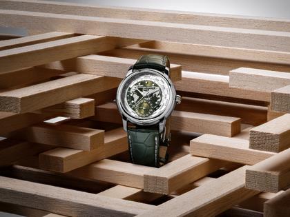 Frederique Constant Classics Worldtimer GMT Manufacture Automatik Edelstahl 42mm weißes Zifferblatt grünes Lederband – Herrenuhren Uhr mit Datum aus Edelstahl und Leder. Das Gehäuse ist rund und silber. Das Lederarmband Kroko / Alligator ist grün. Das Zifferblatt ist ein Index in grün. – Ansicht 3
