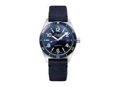 Glashütte Original SeaQ Automatik Edelstahl 40mm blaues Zifferblatt blaues Textilband – Herrenuhren Uhr mit Datum aus Edelstahl und Keramik. Das Gehäuse ist rund und silber. Das Textilarmband ist blau. Das Zifferblatt ist arabisch Index und blau.