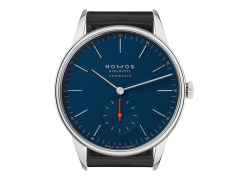 Nomos Glashütte Orion neomatik 39 Nachtblau Automatik Edelstahl 39mm blaues Zifferblatt schwarzes Lederband – Herrenuhren Uhr ohne Datum aus Edelstahl. Das Gehäuse ist rund und silber. Das Lederarmband ist schwarz. Das Zifferblatt ist ein Index in blau. – Ansicht 2