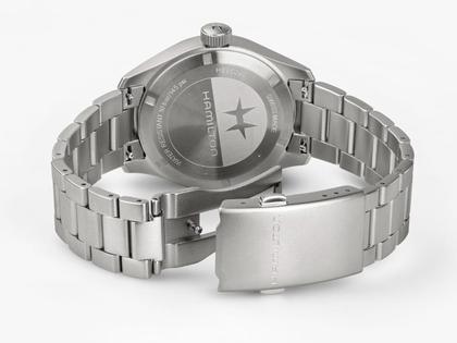 Hamilton Khaki Field Mechanical Power Reserve Handaufzug Edelstahl 40mm schwarzes Zifferblatt Metallband – Herrenuhren Uhr ohne Datum aus Edelstahl. Das Gehäuse ist rund und silber. Das Edelstahlarmband ist silber. Das Zifferblatt ist arabisch und schwarz. – Ansicht 5