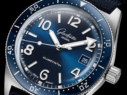 Glashütte Original SeaQ Automatik Edelstahl 40mm blaues Zifferblatt oranges Textilband – Herrenuhren Uhr mit Datum aus Edelstahl und Keramik. Das Gehäuse ist rund und silber. Das Textilarmband ist orange. Das Zifferblatt ist arabisch Index und blau. – Ansicht 2