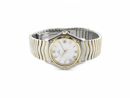 Juwelier Roller Ebel Sport Classic Quarz Edelstahl vergoldet Perlmutt-Zifferblatt Metallband 1087121 neuwertig Occasion Refurbished – Damenuhren Uhr mit Datum aus 750 Gelbgold und Edelstahl. Das Gehäuse ist rund und silber. Das Edelstahlarmband mit Gold ist silber-gelbgold. Das Zifferblatt ist römisch und weiß.