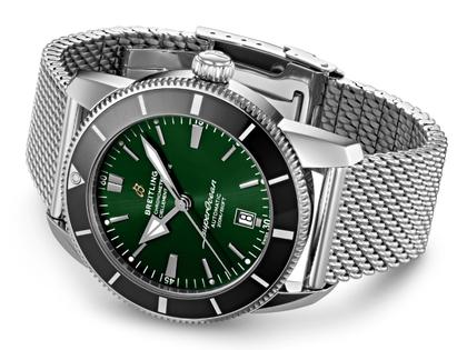 Breitling Superocean Heritage B20 Automatic 46 Edelstahl grünes Zifferblatt Metallband – Herrenuhren Uhr mit Datum aus Edelstahl, Kautschuk und Keramik. Das Gehäuse ist rund und silber. Das Edelstahlarmband ist silber. Das Zifferblatt ist ein Index in grün. – Ansicht 4