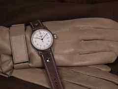 Hanhart Pioneer One weißes Zifferblatt braunes Lederband – Herrenuhren Uhr mit Datum aus Edelstahl. Das Gehäuse ist rund und silber. Das Lederarmband ist braun. Das Zifferblatt ist arabisch und weiß. – Ansicht 2