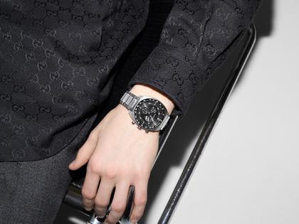 Gucci Interlocking Chronograph Quarz Edelstahl 41mm schwarzes Zifferblatt Metallband YA142316 – Herrenuhren Chronograph aus Edelstahl und Keramik. Das Gehäuse ist rund und silber. Das Edelstahlarmband ist silber. Das Zifferblatt ist ein Index in schwarz. – Ansicht 4