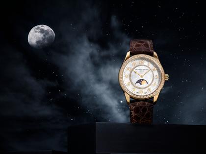 Frederique Constant Classics Elegance Luna Automatik Edelstahl 36mm weißes Zifferblatt braunes Lederband – Damenuhren Uhr ohne Datum aus Edelstahl, Leder und PVD beschichtet. Das Gehäuse ist rund und silber. Das Lederarmband ist braun. Das Zifferblatt ist arabisch und weiß. – Ansicht 5