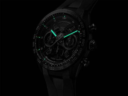 TAG Heuer Carrera Chronograph Extreme Sport Automatik Titan Schwarz-DLC 44mm skelettiertes Zifferblatt schwarzes Kautschukband – Herrenuhren Chronograph aus DLC beschichtet und Titan. Das Gehäuse ist rund und schwarz. Das Kautschuk / Kunststoff / Silikon Armband ist schwarz. Das Zifferblatt ist ein Index in schwarz. – Ansicht 3