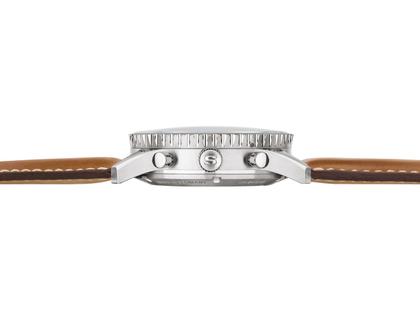 Sinn Spezialuhren 903 St II G Navigationschronograph Automatik Edelstahl 41mm grünes Zifferblatt braunes Lederband – Herrenuhren Chronograph aus Edelstahl und Leder. Das Gehäuse ist rund und silber. Das Lederarmband ist braun. Das Zifferblatt ist arabisch Index und grün. – Ansicht 2