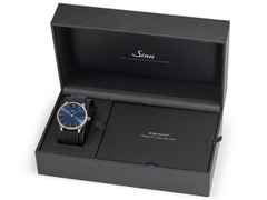 Sinn Spezialuhren 1739 Ag B Automatik Silbergehäuse 39mm blaues Zifferblatt braunes Lederband – Herrenuhren Uhr ohne Datum aus 925 Silber und Leder. Das Gehäuse ist rund und silber. Das Lederarmband ist braun. Das Zifferblatt ist ein Index in blau. – Ansicht 4