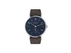 Nomos Glashütte Tangente 38 Nachtblau Handaufzug Edelstahl 38mm blaues Zifferblatt schwarzes Lederband Stahlboden – Herrenuhren Uhr ohne Datum aus Edelstahl und Leder. Das Gehäuse ist rund und silber. Das Lederarmband ist grau. Das Zifferblatt ist arabisch Index und blau.