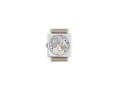 Nomos Glashütte Tetra 27 Duo Doré Handaufzug Edelstahl 27mm weißes Zifferblatt beiges Lederband Glasboden – Damenuhren Uhr ohne Datum aus Edelstahl und Leder. Das Gehäuse ist quadratisch und silber. Das Lederarmband ist beige. Das Zifferblatt ist arabisch Index und weiß. – Ansicht 2