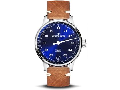MeisterSinger Singularis Edelstahl blaues Zifferblatt cognacfarbenes Vintagelederband – Herrenuhren Uhr mit Datum aus Edelstahl und Leder. Das Gehäuse ist rund und silber. Das Lederarmband ist braun. Das Zifferblatt ist arabisch und blau.