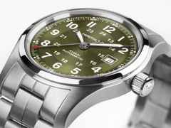 Hamilton Khaki Field Automatik Edelstahl 38mm grünes Zifferblatt Metallband – Herrenuhren Uhr ohne Datum aus Edelstahl. Das Gehäuse ist rund und silber. Das Edelstahlarmband ist silber. Das Zifferblatt ist arabisch und grün. – Ansicht 2