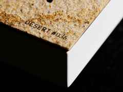 Qlocktwo Earth 45 Creator's Edition Desert mit weiß lackiertem Holz – Großuhren Wanduhr aus Sonstiges. Das Gehäuse ist quadratisch und weiß. Das Zifferblatt ist digital und beige. – Ansicht 5