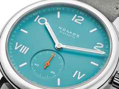 Nomos Glashütte Club Campus Endless Blue Handaufzug Edelstahl 36mm blaues Zifferblatt graues Lederband Stahlboden – Damenuhren Uhr ohne Datum aus Edelstahl und Leder. Das Gehäuse ist rund und silber. Das Lederarmband ist grau. Das Zifferblatt ist arabisch römisch und blau. – Ansicht 3