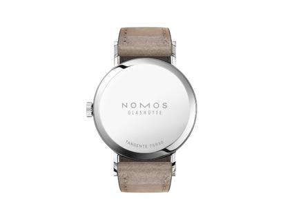Nomos Glashütte Tangente 35 Nachtblau Handaufzug Edelstahl 35mm blaues Zifferblatt beiges Lederband Stahlboden – Damenuhren Uhr ohne Datum aus Edelstahl und Leder. Das Gehäuse ist rund und silber. Das Lederarmband ist beige. Das Zifferblatt ist arabisch Index und blau. – Ansicht 2