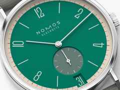 Nomos Glashütte Tangente 38 Datum "175 Years Watchmaking - Schlossgrün" Handaufzug Edelstahl grünes Zifferblatt graues Textilband Glasboden – Herrenuhren Uhr mit Datum aus Edelstahl. Das Gehäuse ist rund und silber. Das Textilarmband ist grau. Das Zifferblatt ist arabisch Index und grün. – Ansicht 4