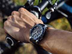 Union Glashütte Belisar Chronograph Sport Automatik Edelstahl Schwarz-DLC 43mm schwarzes Zifferblatt schwarzes Lederband – Herrenuhren Chronograph aus DLC beschichtet, Edelstahl und Leder. Das Gehäuse ist rund und silber. Das Lederarmband ist schwarz. Das Zifferblatt ist arabisch Index und schwarz. – Ansicht 10