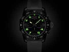 Breitling Endurance Pro 44 Chronograph Quarz Breitlight schwarzes Zifferblatt weißes Kautschukband – Herrenuhren Chronograph aus Kautschuk und Sonstiges. Das Gehäuse ist rund und schwarz. Das Kautschuk / Kunststoff / Silikon Armband ist weiß. Das Zifferblatt ist arabisch Index und schwarz. – Ansicht 5