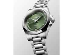 Longines Conquest Automatik Edelstahl 34mm grünes Zifferblatt Metallband – Damenuhren Uhr mit Datum aus Edelstahl. Das Gehäuse ist rund und silber. Das Edelstahlarmband ist silber. Das Zifferblatt ist ein Index in grün. – Ansicht 3