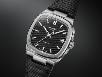 Glashütte Original Seventies Vintage Kollektion Vinyl Record Limited Edition Automatik Edelstahl 39x39mm schwarzes Zifferblatt Metallband und schwarzes Kautschukband – Herrenuhren Uhr mit Datum aus 750 Weißgold, Edelstahl und Kautschuk. Das Gehäuse ist quadratisch und silber. Das Edelstahlarmband ist silber. Das Zifferblatt ist ein Index in schwarz. – Ansicht 8
