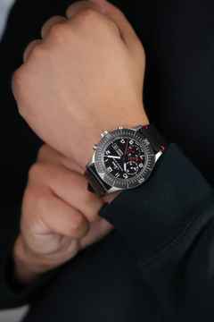 Sinn Spezialuhren 156.1 Fliegerchronograph Automatik Edelstahl 43mm schwarzes Zifferblatt schwarzes Lederband – Herrenuhren Chronograph aus Edelstahl. Das Gehäuse ist rund und silber. Das Lederarmband ist schwarz. Das Zifferblatt ist arabisch und schwarz. – Ansicht 5