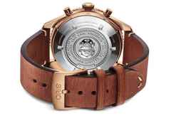 Oris Carl Brashear Chronograph Limited Edition – Herrenuhren Chronograph aus Bronze. Das Gehäuse ist rund und roségold. Das Lederarmband ist braun. Das Zifferblatt ist ein Index in blau. – Ansicht 2