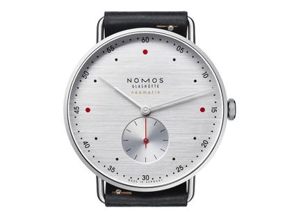 Nomos Glashütte Metro neomatik 39 Silvercut Automatik Edelstahl 39mm silberfarbenes Zifferblatt schwarzes Lederband – Herrenuhren Uhr ohne Datum aus Edelstahl. Das Gehäuse ist rund und silber. Das Lederarmband ist schwarz. Das Zifferblatt ist arabisch Index und silber. – Ansicht 3