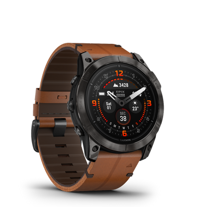 Garmin epix Pro Sapphire Titan carbongrau beschichtet 51 mm Lederband braun – Herrenuhren Uhr Multifunktion aus DLC beschichtet, Kautschuk, Leder und Titan. Das Gehäuse ist rund und schwarz. Das Lederarmband ist braun. Das Zifferblatt ist digital und schwarz. – Ansicht 2
