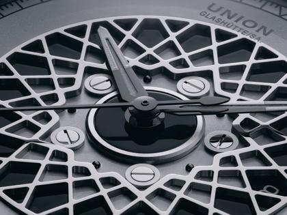 Union Glashütte Noramis Datum Deutschland Klassik 2024 Limitierte Edition Automatik Edelstahl 40mm Felgendesign Zifferblatt schwarzes Lederband – Herrenuhren Uhr mit Datum aus Edelstahl und Leder. Das Gehäuse ist rund und silber. Das Lederarmband ist schwarz. Das Zifferblatt ist ohne Zeichen und schwarz. – Ansicht 3