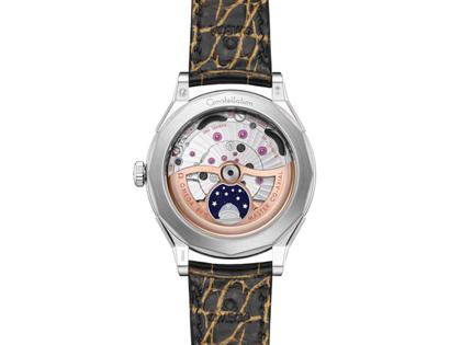 Omega Constellation Observatory Automatik Platin 39mm goldenes Zifferblatt schwarzes Lederband – Herrenuhren Uhr ohne Datum aus 750 Weißgold, 950 Platin, Leder und PVD beschichtet. Das Gehäuse ist rund und silber. Das Lederarmband Kroko / Alligator ist schwarz. Das Zifferblatt ist ein Index in gelbgold. – Ansicht 3