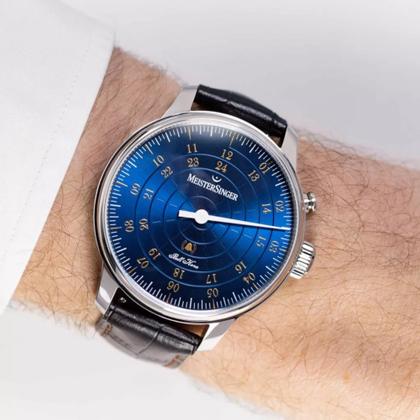 MeisterSinger Bell Hora Automatik Edelstahl mittelblau Lederband braun – Herrenuhren Uhr ohne Datum aus Edelstahl. Das Gehäuse ist rund und silber. Das Lederarmband ist braun. Das Zifferblatt ist arabisch und blau. – Ansicht 4