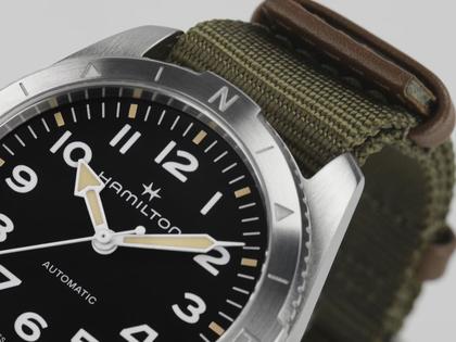 Hamilton Khaki Field Expedition Automatik Edelstahl 41mm schwarzes Zifferblatt olivgrünes Textilband – Herrenuhren Uhr ohne Datum aus Edelstahl. Das Gehäuse ist rund und silber. Das Textilarmband ist grün. Das Zifferblatt ist ein Index in schwarz. – Ansicht 5
