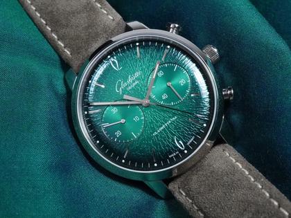 Glashütte Original Sixties Chronograph Automatik Edelstahl 42mm grünes Zifferblatt braunes Lederband – Herrenuhren Chronograph aus Edelstahl. Das Gehäuse ist rund und silber. Das Lederarmband ist braun. Das Zifferblatt ist arabisch Index und grün. – Ansicht 9