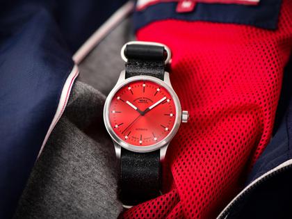 Mühle Glashütte Panova Rot Automatik Edelstahl 40mm schwarzes Lederband – Herrenuhren Uhr ohne Datum aus Edelstahl und Leder. Das Gehäuse ist rund und silber. Das Lederarmband ist schwarz. Das Zifferblatt ist ein Index in rot. – Ansicht 2