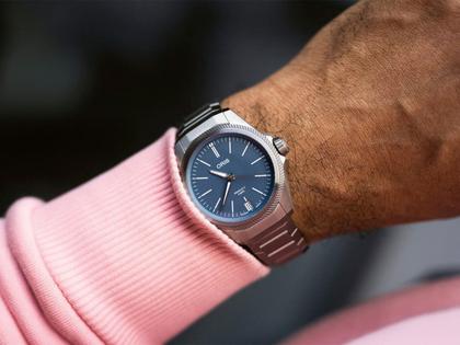 Oris Pro Pilot X Calibre 400 Automatik Titan 39mm blaues Zifferblatt Metallband – Herrenuhren Uhr mit Datum aus Titan. Das Gehäuse ist rund und silber. Das Titanarmband ist silber. Das Zifferblatt ist ein Index in blau. – Ansicht 6