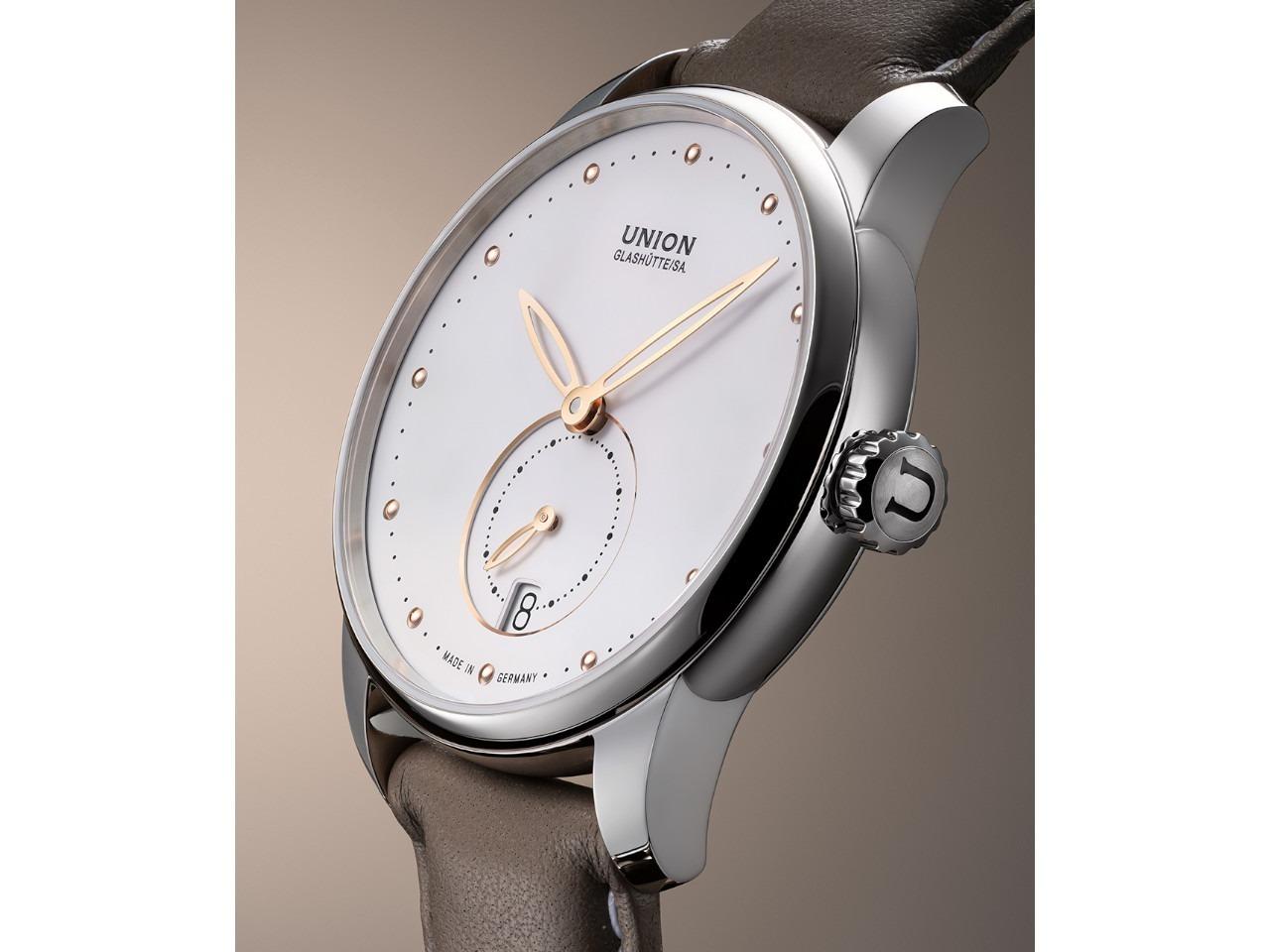 Union Glashütte Seris Automatik Edelstahl 36mm weißes Zifferblatt braunes Lederband – Damenuhren Uhr mit Datum aus Edelstahl und Leder. Das Gehäuse ist rund und silber. Das Lederarmband ist braun. Das Zifferblatt ist ein Index in weiß. – Ansicht 4