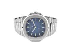 Juwelier Roller Patek Philippe Nautilus Automatik Edelstahl 40mm Metallband 5711/1A-010 Full Set mit Garantie Occasion Refurbished – Herrenuhren Uhr mit Datum aus Edelstahl. Das Gehäuse ist quadratisch und silber. Das Edelstahlarmband ist silber. Das Zifferblatt ist ein Index in blau.
