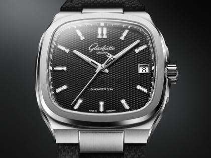 Glashütte Original Seventies Vintage Kollektion Vinyl Record Limited Edition Automatik Edelstahl 39x39mm schwarzes Zifferblatt Metallband und schwarzes Kautschukband – Herrenuhren Uhr mit Datum aus 750 Weißgold, Edelstahl und Kautschuk. Das Gehäuse ist quadratisch und silber. Das Edelstahlarmband ist silber. Das Zifferblatt ist ein Index in schwarz. – Ansicht 4